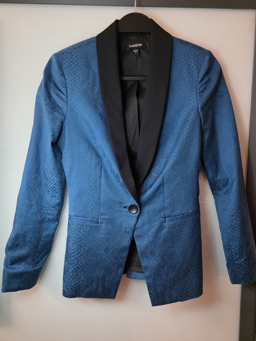 bebe Women's Blue Textured Blazer with Black Shawl Collar
